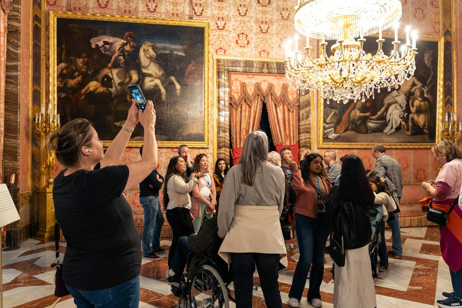 Besøgende fotograferer værker i det spanske kongelige palads i Madrid