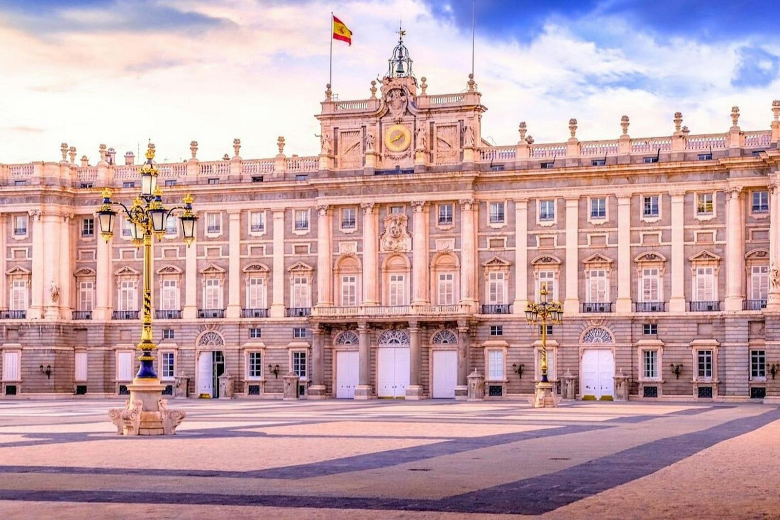 Der Königspalast von Madrid unter blauem Himmel