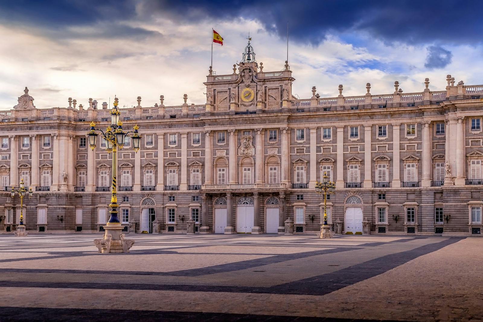 Le Palais Royal de Madrid sous un ciel dramatique