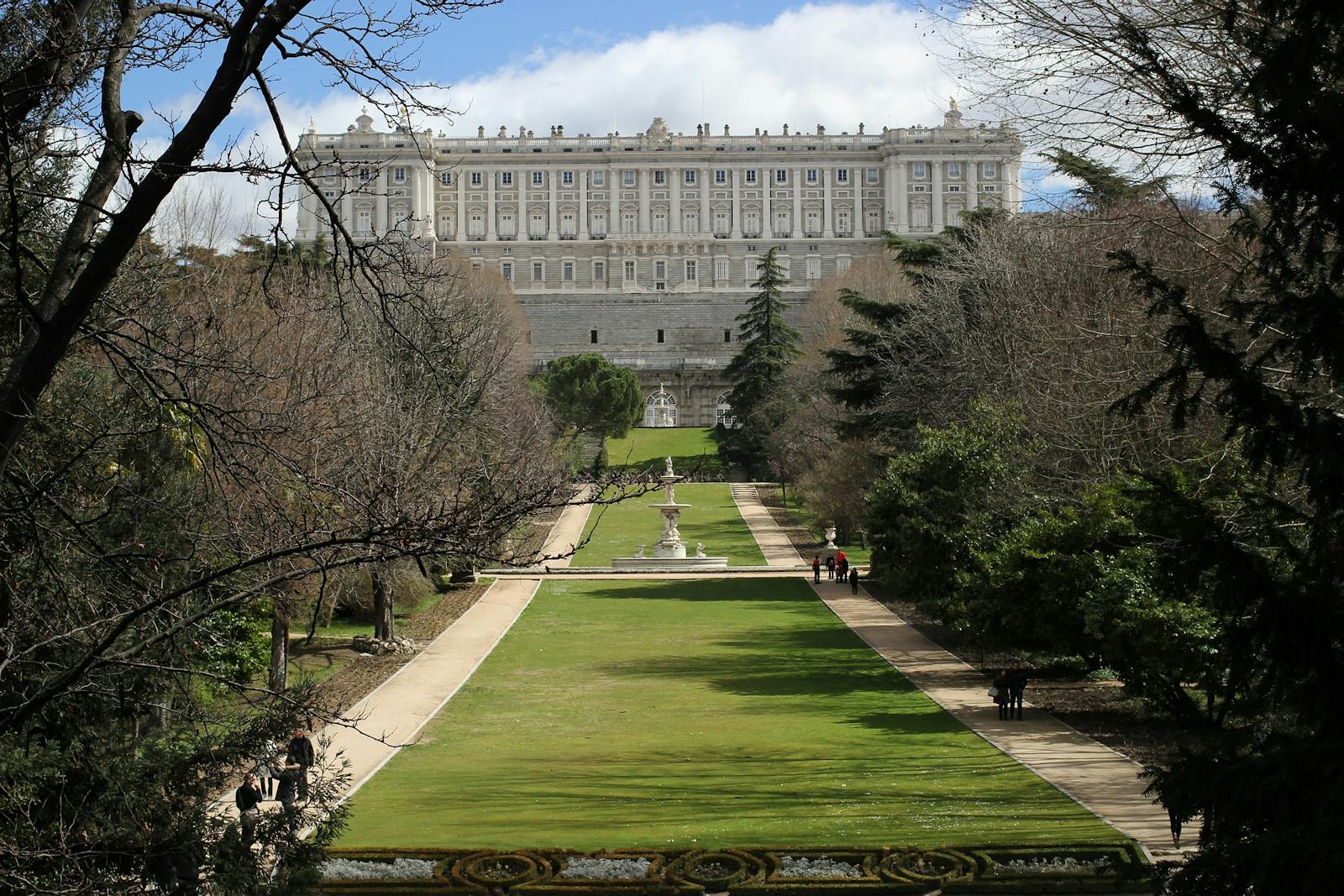 Uitzicht op het Koninklijk Paleis van Madrid vanuit de tuinen