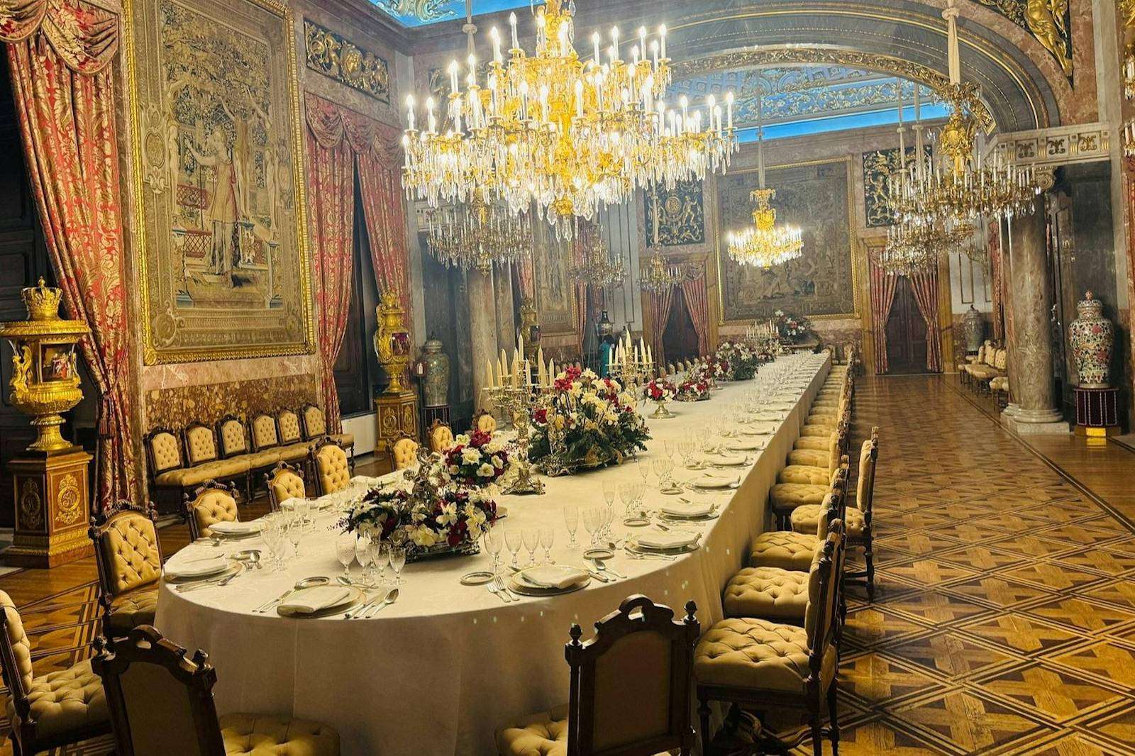 Sala de banquetes suntuosa do Palácio Real de Madri