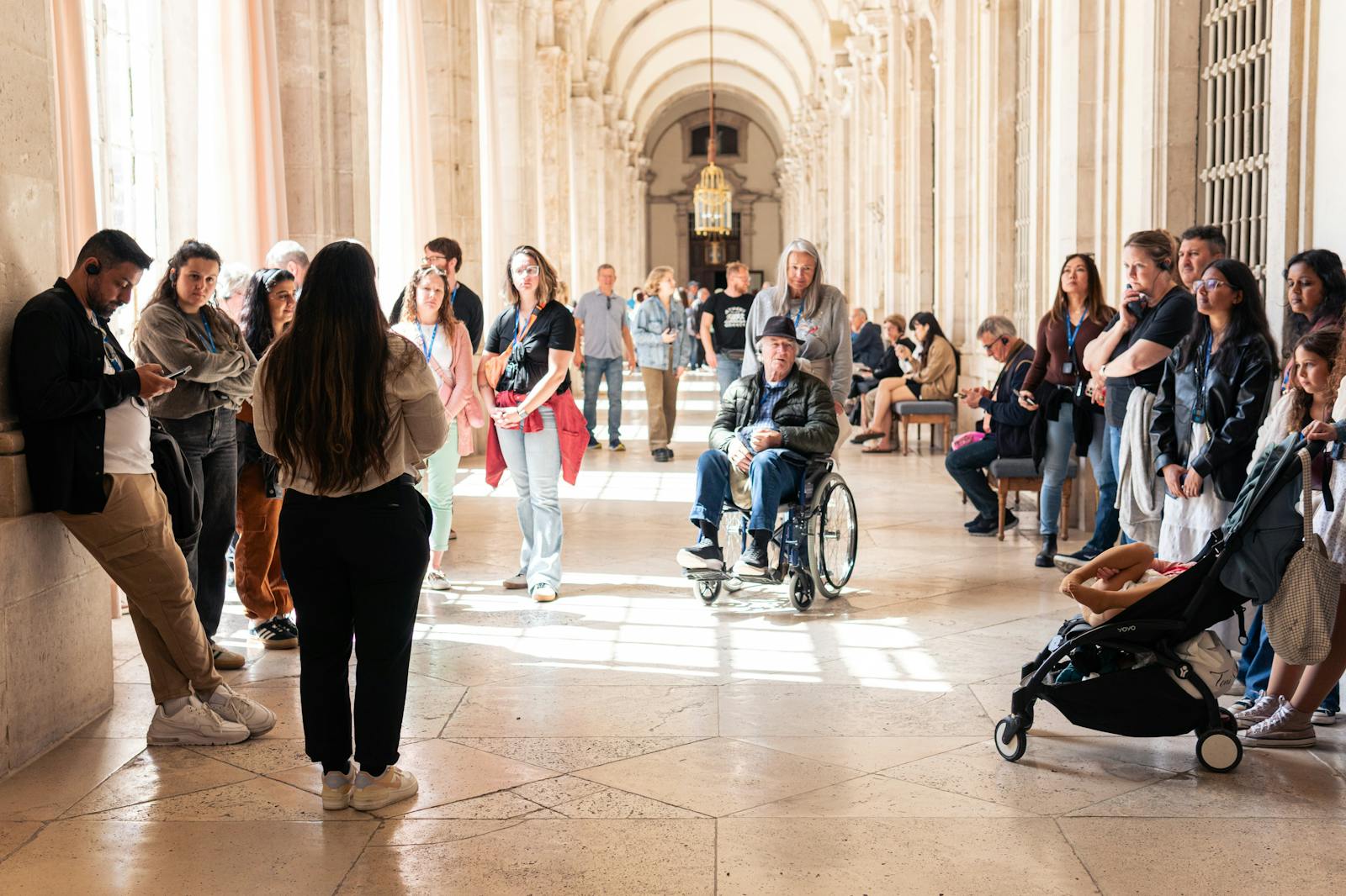 Vizitatori în coridorul Palatului Regal din Madrid